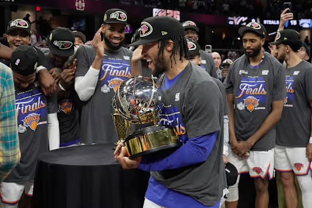 knicks-jalen-celebrate-trophy.webp