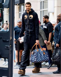 victor-lv-bag-carry-bttn-300x